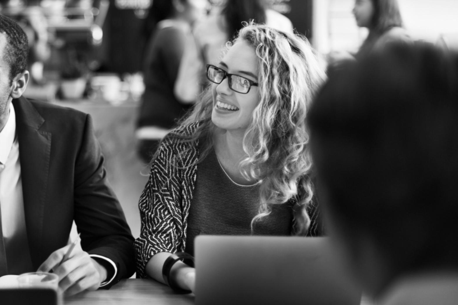 Formation en finances personnelles - étudiants apprenant les bases de l'investissement